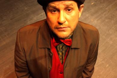 Diego Freire representa no Salón Teatro a nova versión do seu espectáculo cómico-musical 'Memorias dun ser humano disperso' 