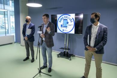 Román Rodríguez anima o sector a adherirse ao Bono Culura da Xunta para impulsar a súa actividade