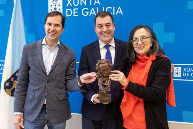 O conselleiro Román Rodríguez recibe a produtora Chelo Loureiro co recente Goya por 'Unicorn Wars'