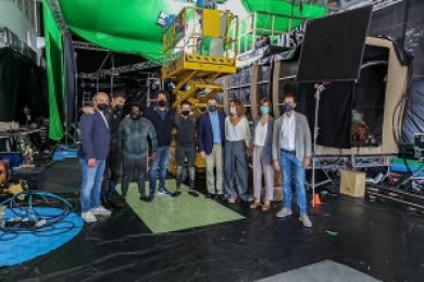 Román Rodríguez salienta que o momento do audiovisual galego aínda non tocou teito na súa visita á rodaxe da serie 'Operación marea negra'