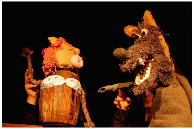 A verdadeira historia dos tres porquiños e o lobo feroz 