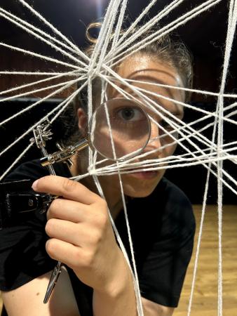  Punto en boca: Entre fíos anda o lío