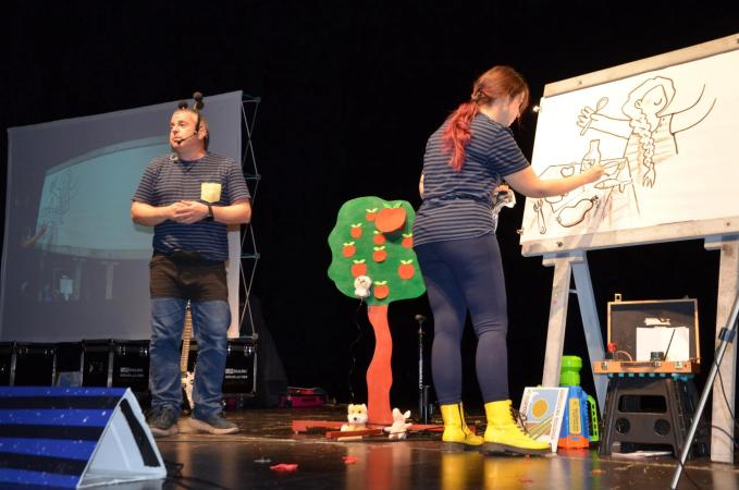 Ecoralia canta, conta e debuxa