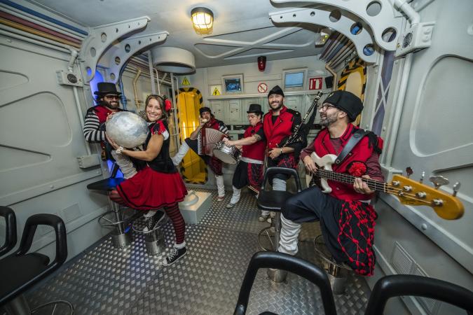 Uxía lambona e a banda molona