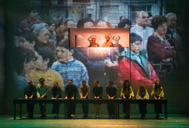 A  burra, a mesa e o pau