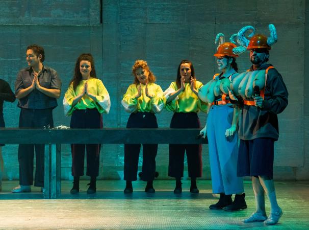 A  burra, a mesa e o pau