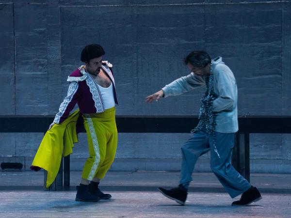 A  burra, a mesa e o pau