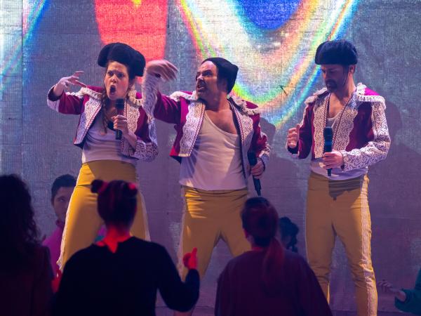 A  burra, a mesa e o pau