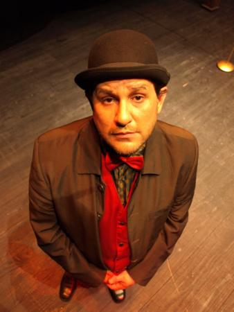 Diego Freire representa no Salón Teatro a nova versión do seu espectáculo cómico-musical 'Memorias dun ser humano disperso' 