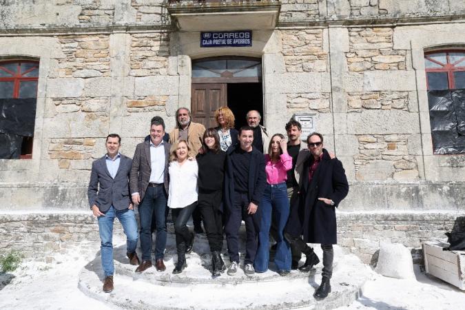 Román Rodríguez visita o equipo do filme 'Tratamos demasiado bien a las mujeres' na súa rodaxe en Vilalba