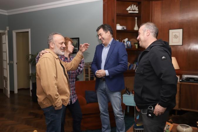 Román Rodríguez visita o equipo da longametraxe 'Honeymoon' na recta final da súa rodaxe en Galicia