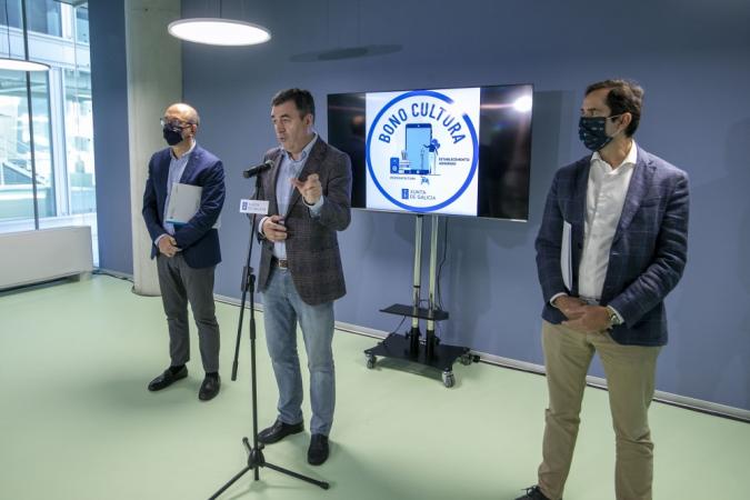 Román Rodríguez anima o sector a adherirse ao Bono Culura da Xunta para impulsar a súa actividade
