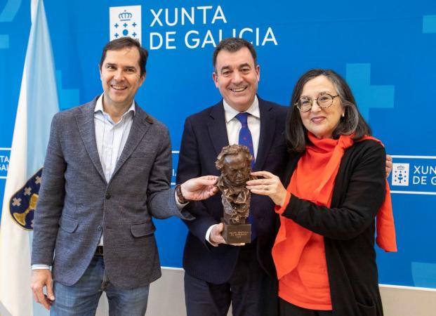 O conselleiro Román Rodríguez recibe a produtora Chelo Loureiro co recente Goya por 'Unicorn Wars'