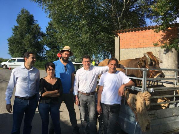 Román Rodríguez visita nos Ancares a rodaxe da película de Oliver Laxe 'Aquilo que arde'