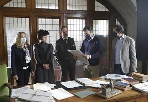 Román Rodríguez asiste en Santiago á rodaxe da miniserie 'Sofía Casanova, a obreira do pensamento'