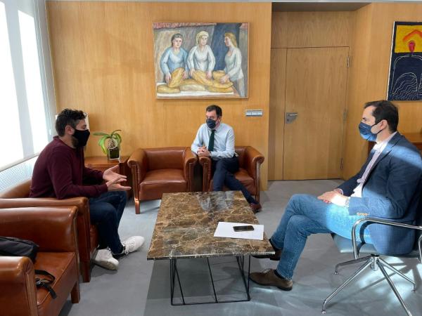 Román Rodríguez valora o retorno económico para Galicia da filmación da serie 'Rapa' no marco do Hub Audiovisual da Xunta