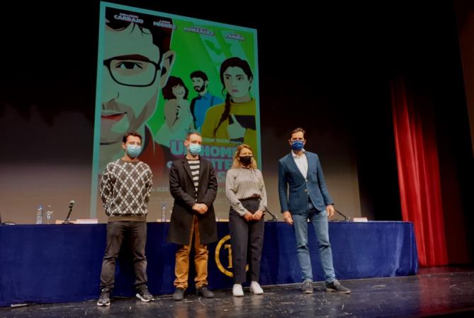 Redrum Teatro estrea en Ourense a obra beneficiaria das axudas á creación escénica da Xunta 'Un home con lentes de pasta'